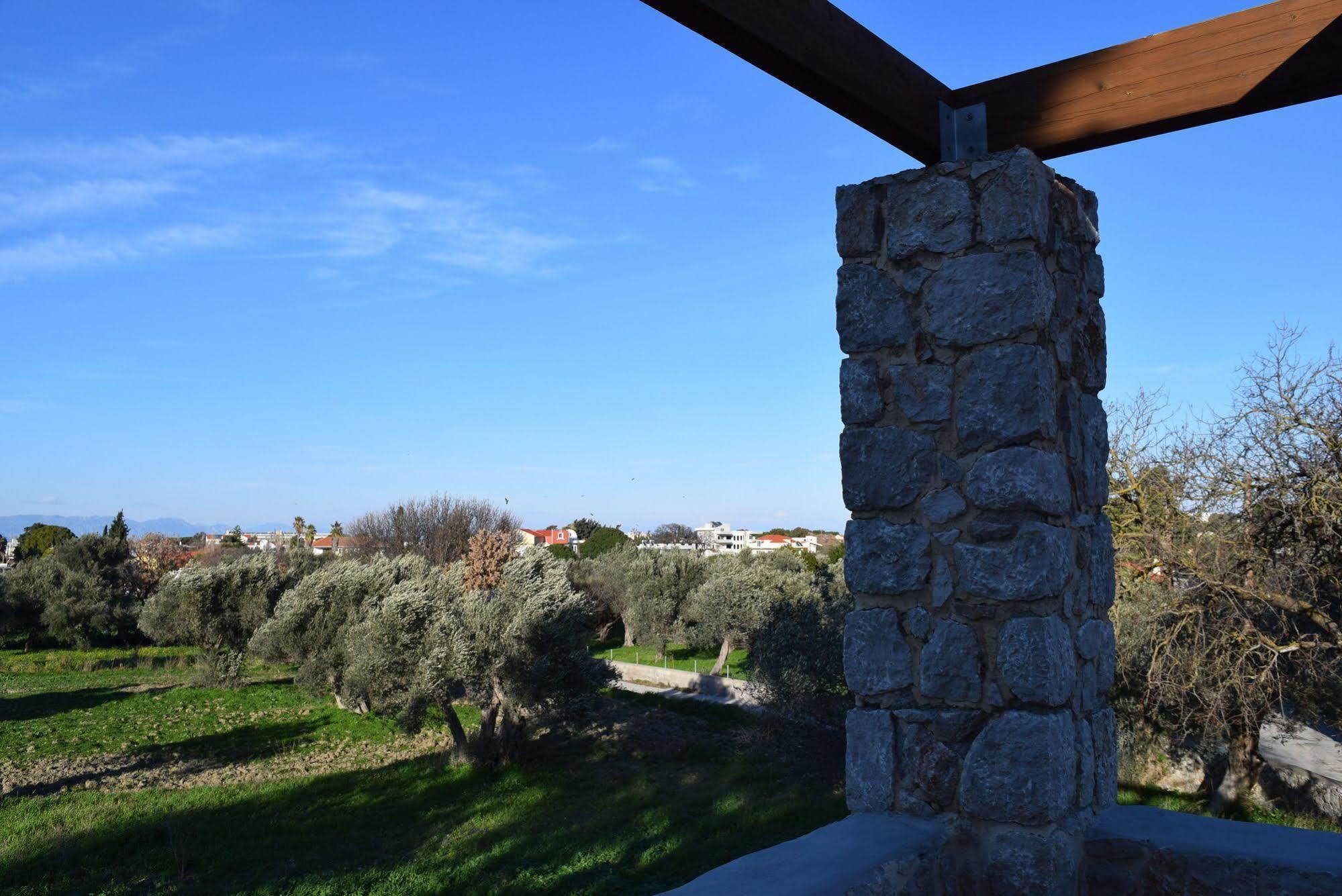 Pyrgos Luxury Country *