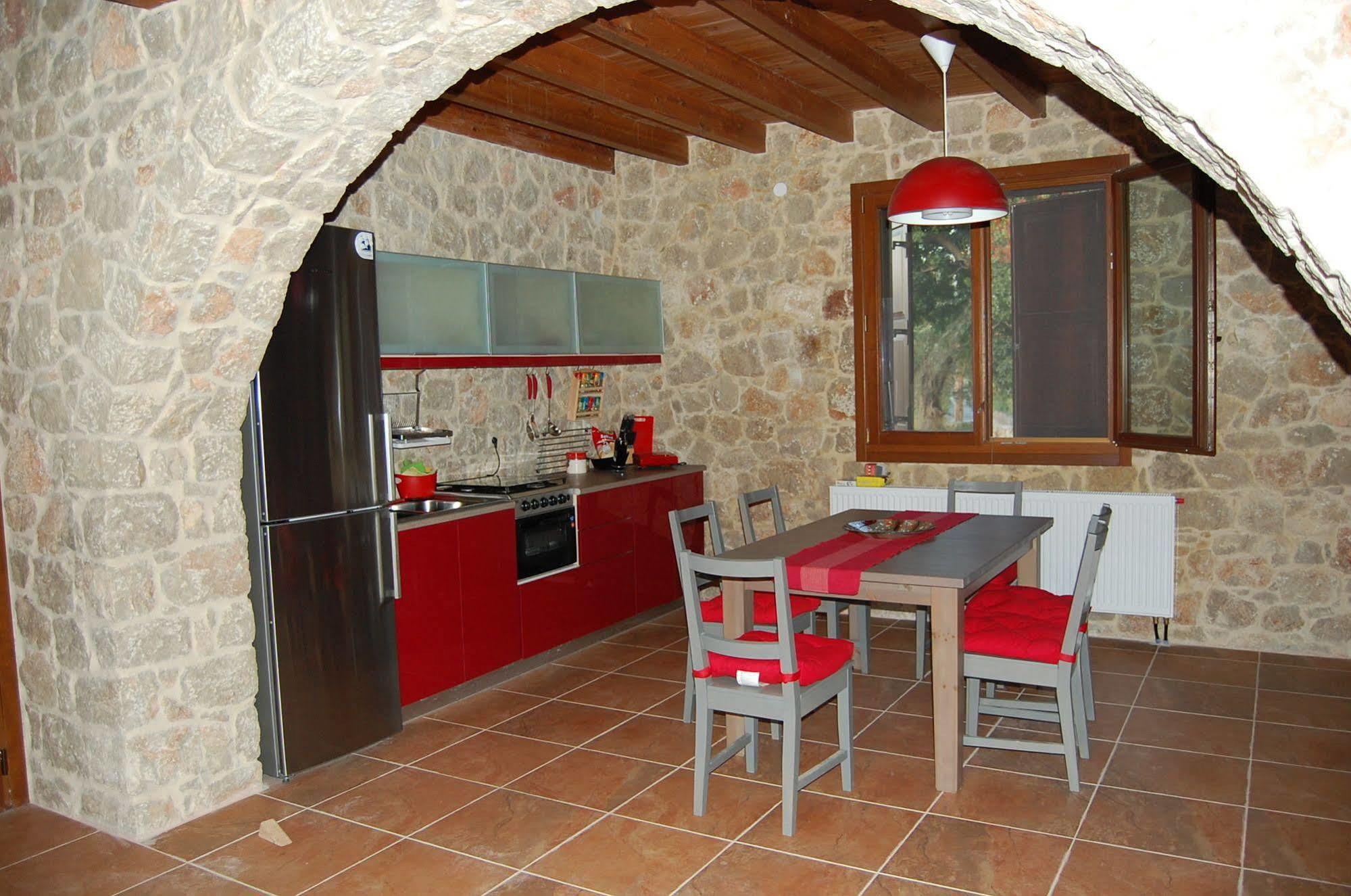 Pyrgos Luxury Country *